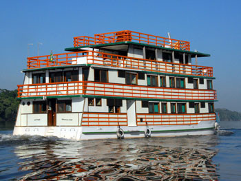 Houseboat for fishing bass in Brazil